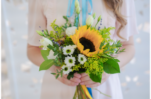 Read more about the article How to Send Flowers on First Anniversary?